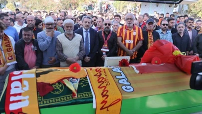 Trafik kazasında hayatını kaybeden 9 yaşındaki Galatasaray taraftarı Yiğit Kurt, Bodrum'da defnedildi