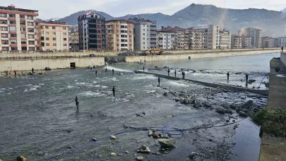 Artvin'de somonlar dereye saçıldı: Oltasını alan koştu