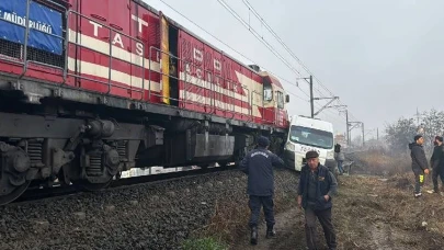 Kırklareli'de yük treni servis minibüsüne çarptı: 2 yaralı