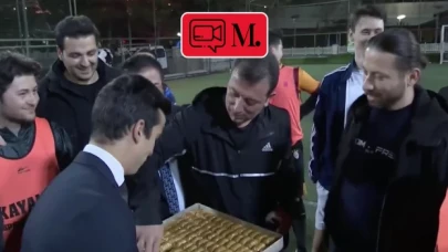 Ekrem İmamoğlu gençlerle halı saha maçı yaptı, baklava yedi