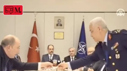 NATO zirvesinde, Korgeneral boş bardakları topladı