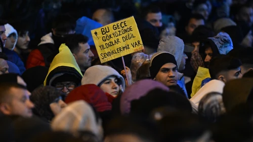 Asrın felaketi yürüyüşü: "Bu gece gökyüzünde yıldızlar değil, sevdiklerimiz var"