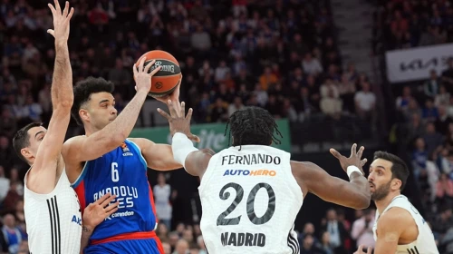 Anadolu Efes, Real Madrid’i mağlup ederek seriyi sürdürdü