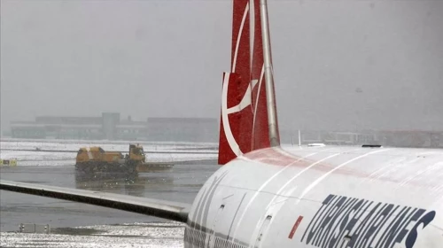 İstanbul'da kar yağışı etkisini artırıyor: Türk Hava Yolları yarın için uçuş iptalleri yapıyor