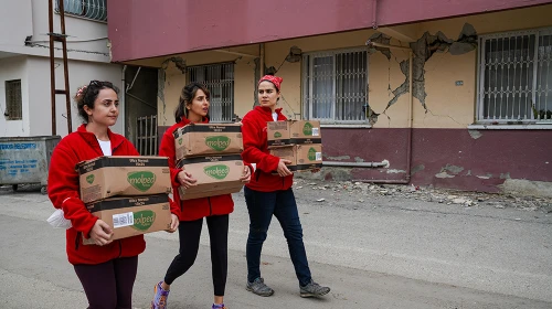 Konuşmamız Gerek Derneği, 6 Şubat Depremleri’nin ikinci yılında da deprem sahasında faaliyetlerine devam ediyor