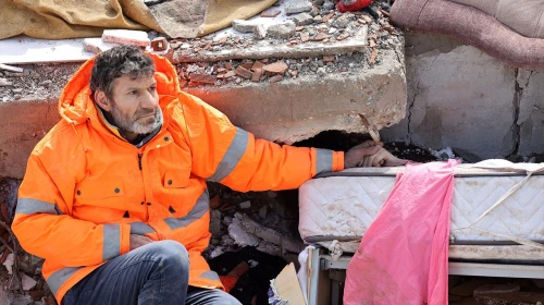 Enkaz altındaki kızının elini tutmasından hatırladığımız baba: 6 Şubat hiçbir zaman geçmiyor