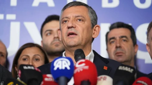 CHP lideri Özgür Özel, Saraçhane'de açıklamalarda bulunuyor