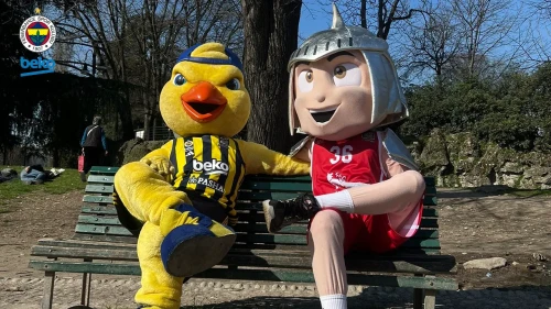 Fenerbahçe Beko’nun maskotu Yellow, Milano’da maskot arkadaşı Fiero ile buluştu