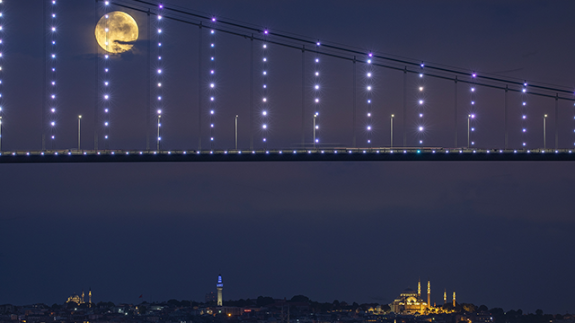 İstanbul'da dolunay manzarası