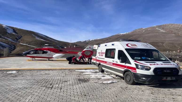 Van’da ambulans helikopter 2 hamile kadın için havalandı