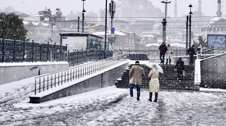 24 Şubat Pazartesi okulların tatil edildiği iller, bugün okullar tatil mi? Kar hız kesmedi, birçok kentte kartatili ilan edildi