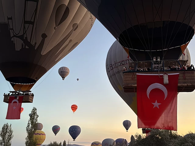 Kapadokya'da balonlar Türk bayraklarıyla uçtu