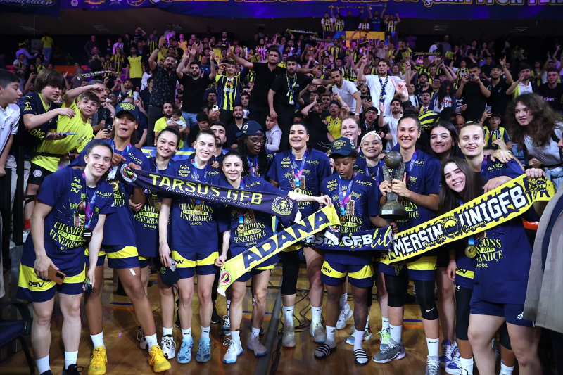 FIBA Kadınlar Avrupa Ligi şampiyonu Fenerbahçe, kupasını aldı