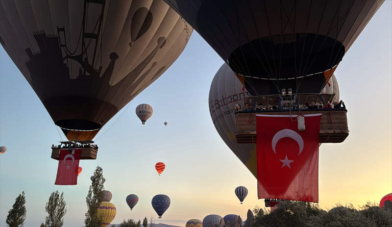 Kapadokya'da balonlar Türk bayraklarıyla uçtu