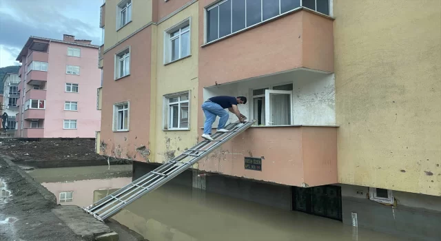 Girişi suyla dolan binaya karyola demirinden kurdukları ”köprü”den ulaşıyorlar 