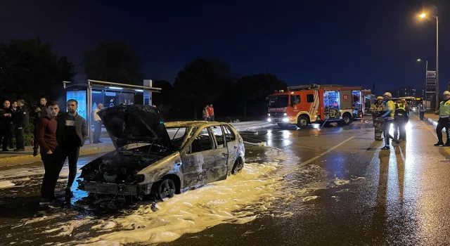 Ataşehir’de seyir halindeyken alev alan otomobilde büyük hasar oluştu