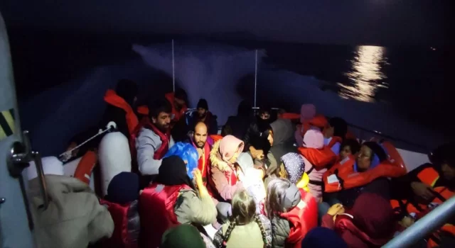Çanakkale açıklarında botlarının motoru arızalanması sebebiyle sürüklenen 38 düzensiz göçmen kurtarıldı