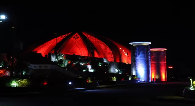 İslamabad’daki ”Pakistan Anıtı” Türk bayrağının renklerine büründü