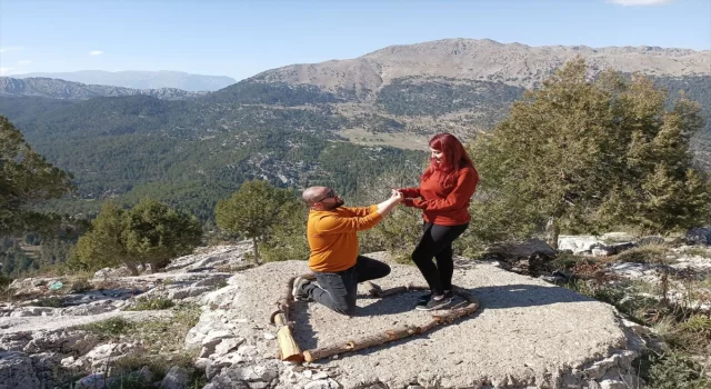 Konya’da doğasever mühendis, kız arkadaşına 1700 rakımda evlilik teklif etti