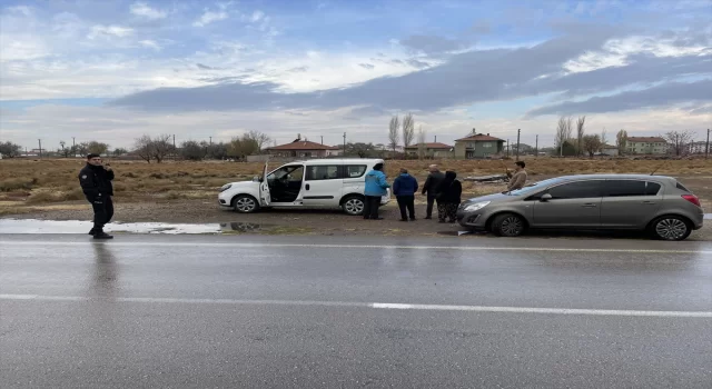 Aksaray’da otomobilin çarptığı hafif ticari araçtaki 3 sağlık çalışanı yaralandı 