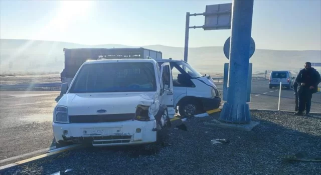 Ağrı’da kamyonetle çarpışan hafif ticari araçtaki 5’i öğretmen 6 kişi yaralandı