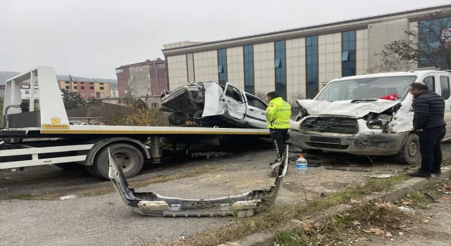 Sultanbeyli’de otomobilin kamyonete çarptığı kazada 3 kişi yaralandı