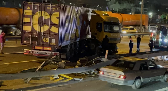 İstanbul’da Basın Ekspres Yolu, tır kazası sebebiyle trafiğe kapandı