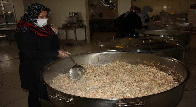 Kilis Belediyesi depremzedelere 3 öğün yemek hazırlıyor