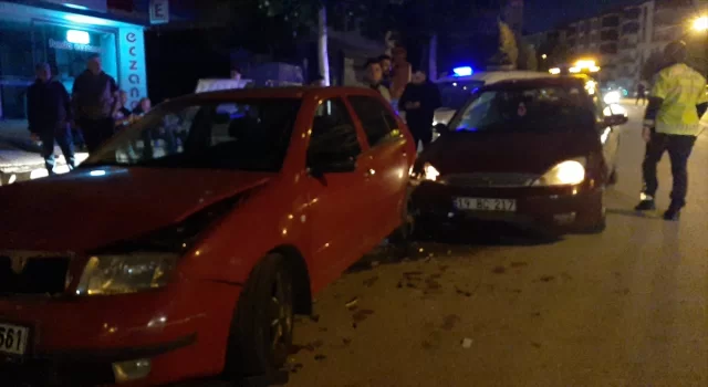 Çorumda alkollü sürücü aracıyla park halindeki 3 otomobile çarptı