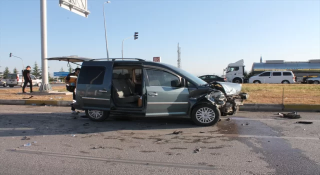 Afyonkarahisar’da hafif ticari araç ile otomobilin çarpıştığı kazada 10 kişi yaralandı