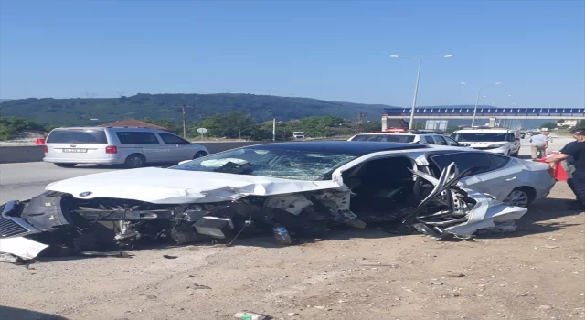 Düzce’de bariyere çarpan otomobildeki 5 kişi yaralandı