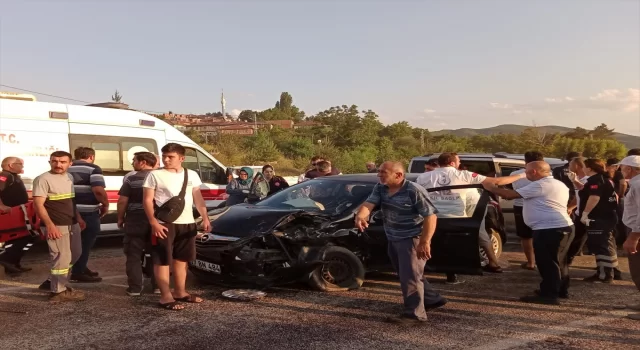 Kastamonu’da çarpışan hafif ticari araç ile otomobildeki 10 kişi yaralandı