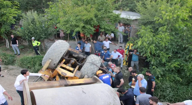 Hakkari’de devrilen silindirin altında kalan çocuk kurtarıldı