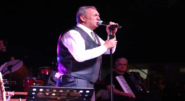 Sanatçı Yavuz Bingöl Kahramanmaraş’ta depremzedelere konser verdi