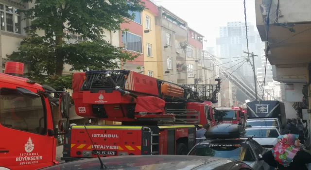 Esenyurt’ta çatı katında çıkıp 5 binaya sıçrayan yangın söndürüldü