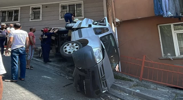 Kağıthane’de yokuştan inerken devrilen kamyonetin sürücüsü yaralandı