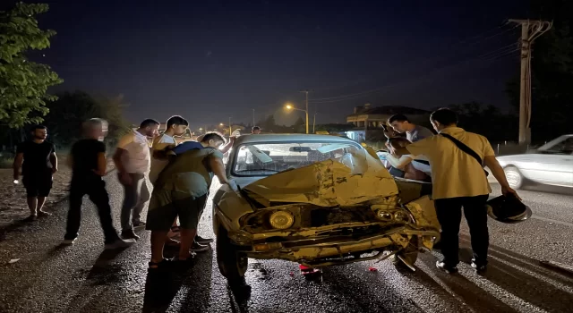 Muğla’da minibüse çarpan otomobilin sürücüsü yaralandı