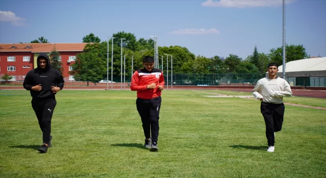 Kilo fazlası olan pehlivanlar, çareyi vücutlarına poşet sararak koşmakta buldu