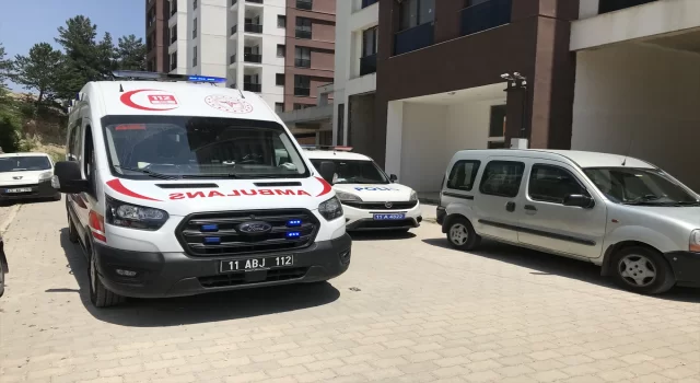 Bilecik’te ihbara giden polis ve sağlık ekipleri asansörde mahsur kaldı