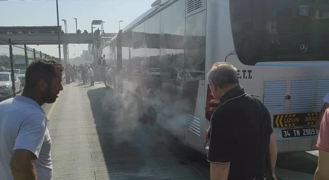 İstanbul’da arızalanan metrobüsteki yolcular tahliye edildi