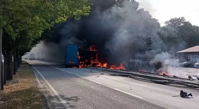 Sakarya’da bariyere çarpan ısıcam yüklü tır yandı