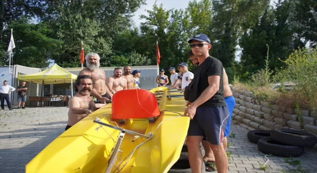 Kırkpınar’da mücadele edecek başpehlivanlar güreşten önce Meriç Nehri’nde kürek çekti