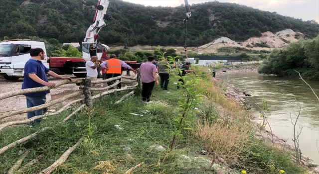 Sakarya Nehri’ne düşen kamyonet çıkartıldı