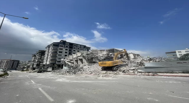 Hatay’da ağır hasarlı binaların yıkımı sürüyor