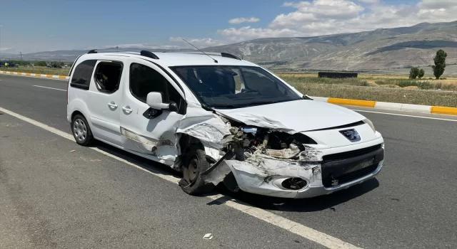 Erzincan’da kamyonet ile hafif ticari aracın çarpışması sonucu 5 kişi yaralandı