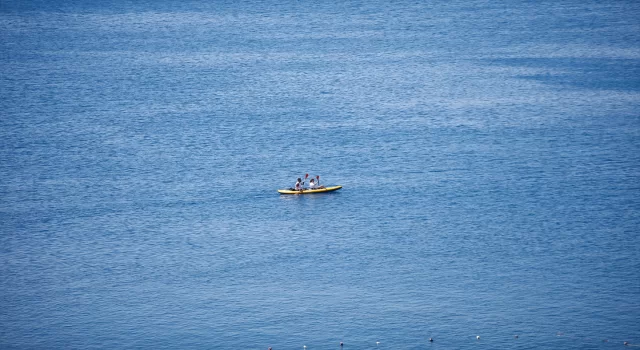 Antalya’da rüzgar, kano yapan tatilcilere zor anlar yaşattı