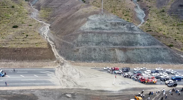 ErzincanSivas kara yolu heyelan sebebiyle ulaşıma kapatıldı