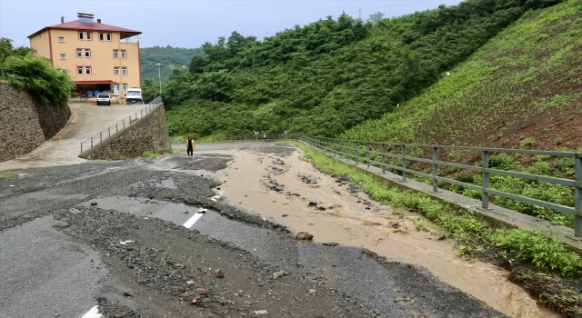 Trabzon’da sağanak hayatı olumsuz etkiledi