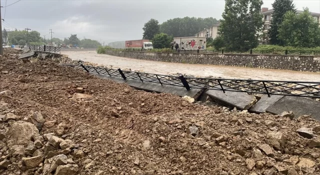 Düzce’de sağanak sebebiyle kara yolu ulaşıma kapatıldı, iki katlı ev yıkıldı