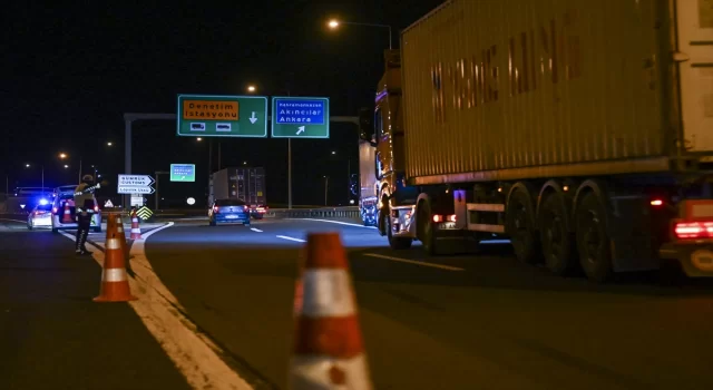 Heyelan sebebiyle kapatılan TEM Otoyolu’nun Kahramankazan gişelerinde trafik ekipleri tedbir aldı 